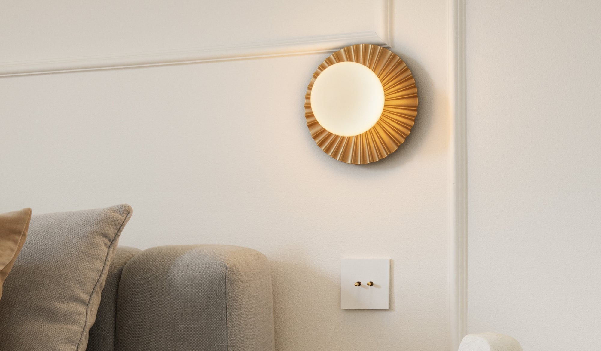 Liila Muse Small - Applique murale ou plafonnier, abat-jour en verre blanc opale, Or