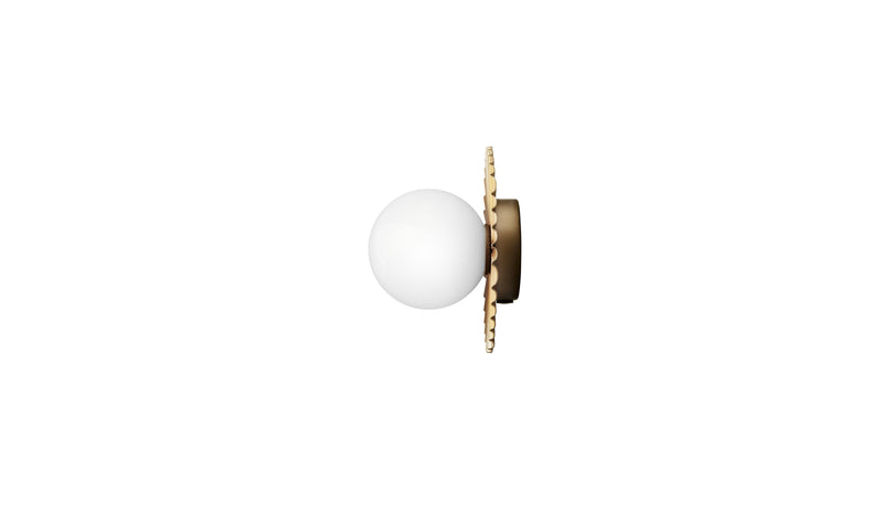 Liila Muse Small - Applique murale ou plafonnier, abat-jour en verre blanc opale, Or
