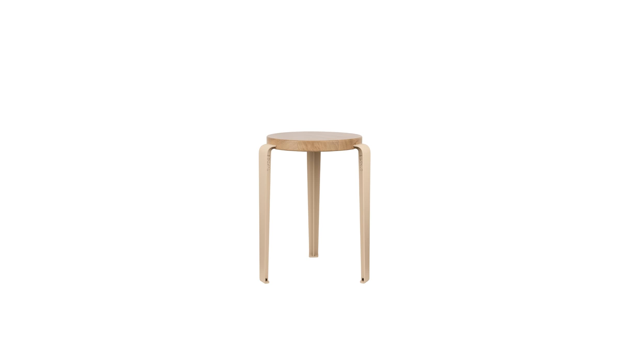 Tabouret Lou en chêne massif et acier beige, design minimaliste et finition mate, présenté en packshot sur fond blanc.