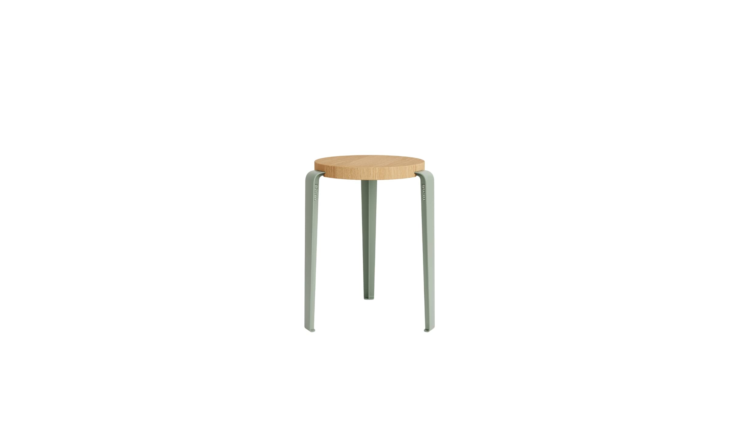 Tabouret Lou en chêne massif avec piètement en acier gris, présenté sur fond blanc.