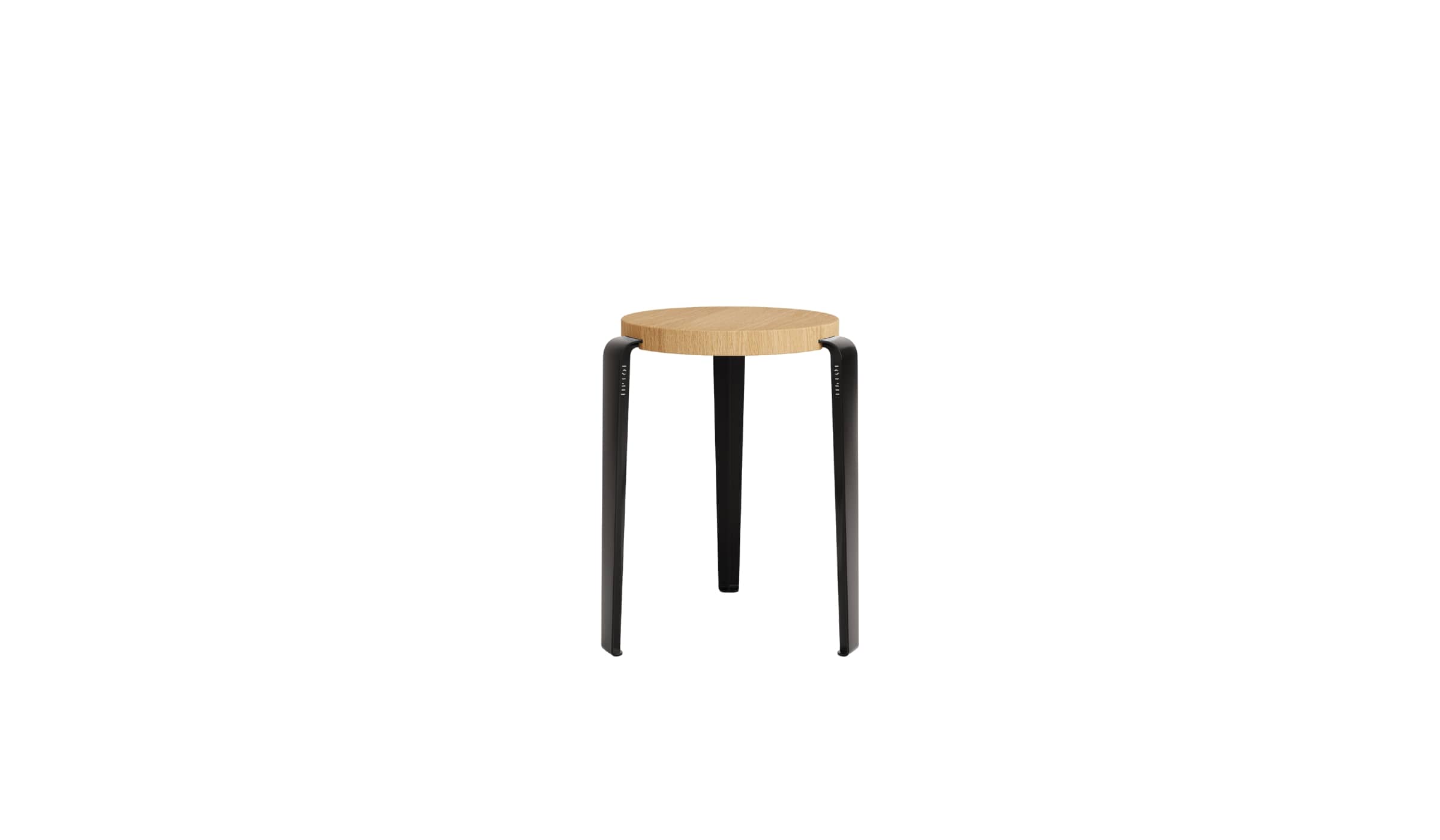 Tabouret Lou en chêne massif avec piètement en acier noir, présenté sur fond blanc.