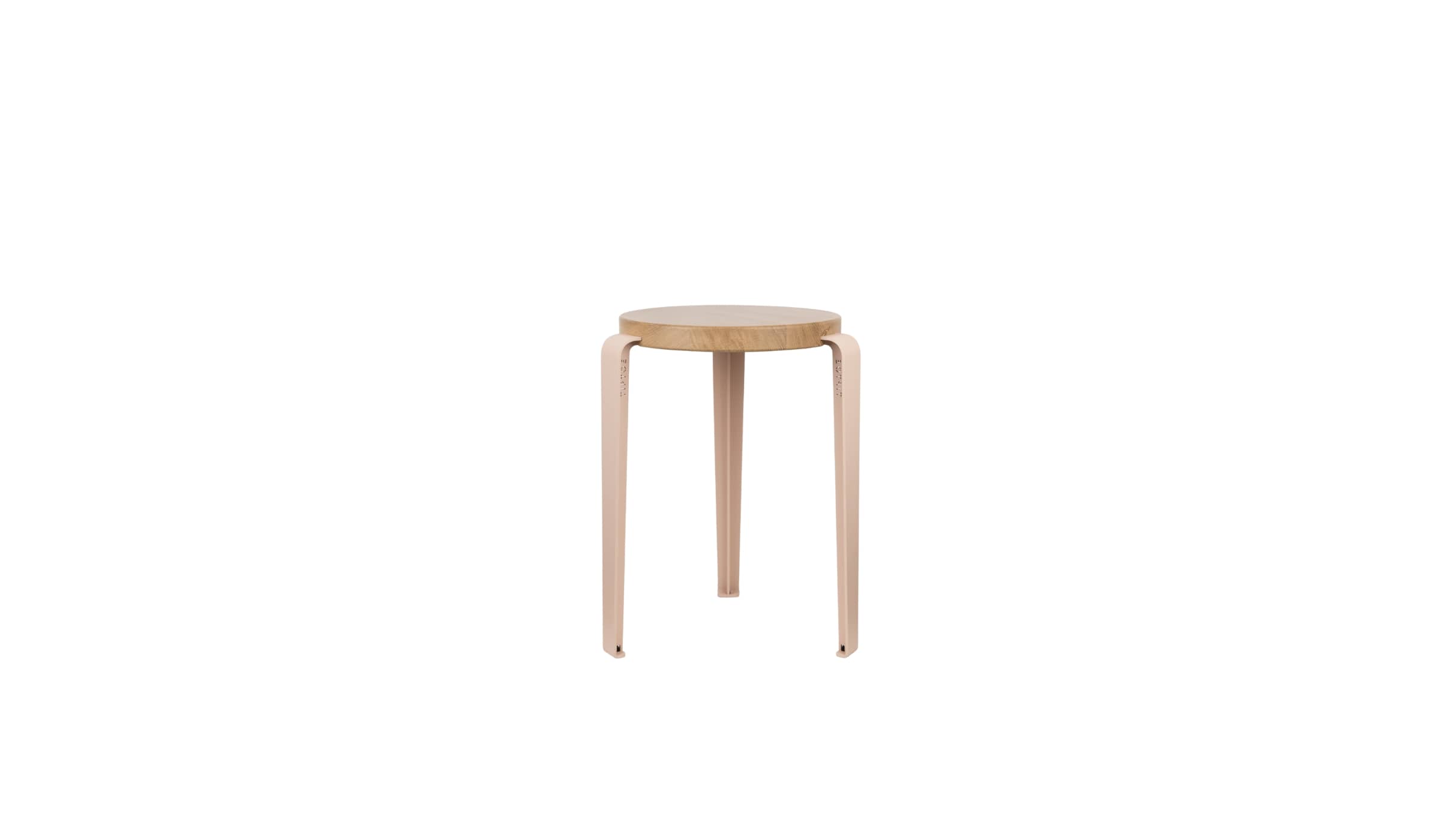 Tabouret Lou en chêne massif et acier rose, design minimaliste et finition mate, présenté en packshot sur fond blanc.
