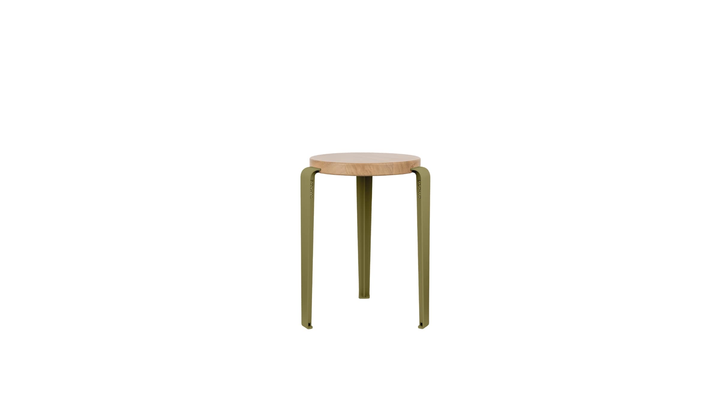 Tabouret Lou en chêne massif et acier vert, design minimaliste et finition mate, présenté en packshot sur fond blanc.