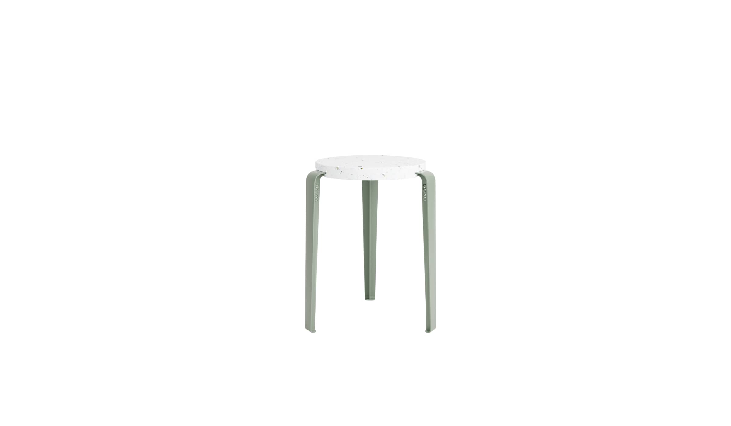 Tabouret Lou en plastique recyclé blanc et pieds en acier gris eucalyptus, en studio sur fond blanc