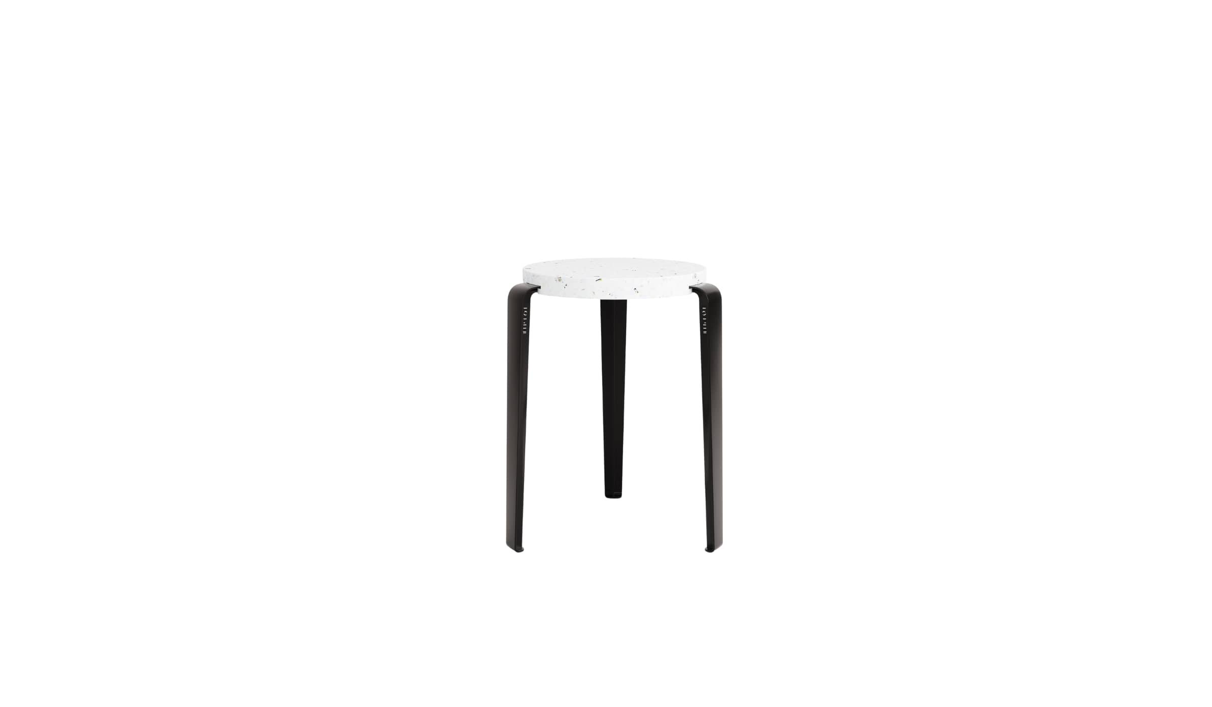 Tabouret Lou en plastique recyclé blanc et pieds en acier noir graphite, en studio sur fond blanc
