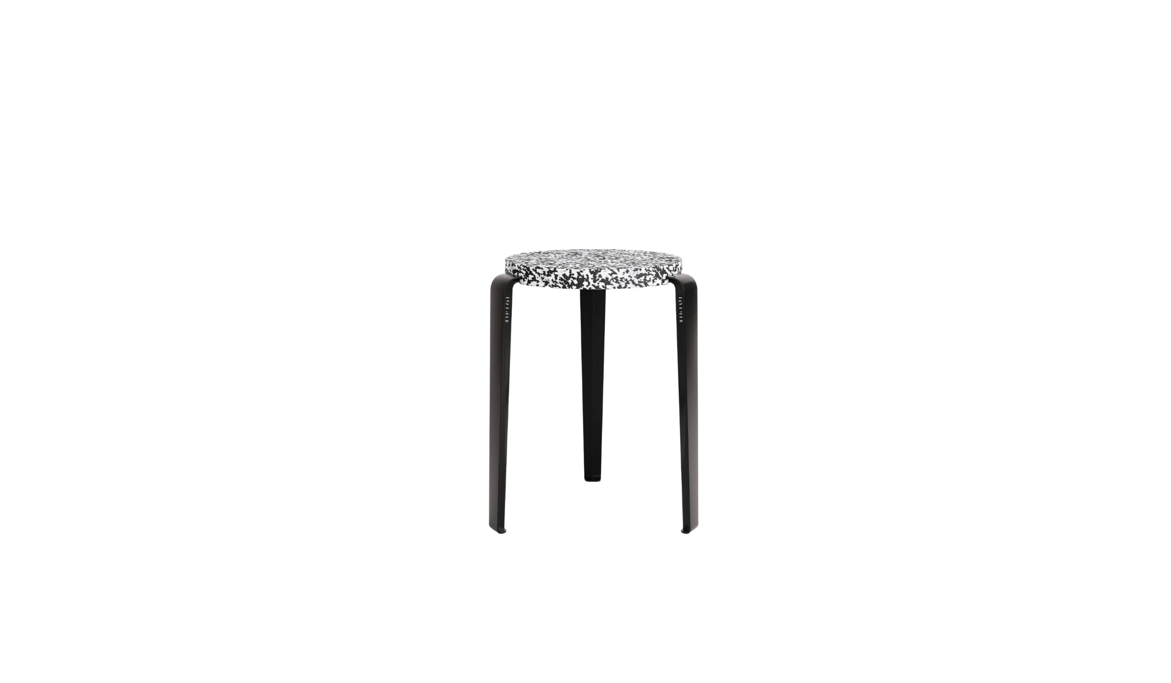 Tabouret Lou en plastique recyclé noir et blanc avec pieds en acier noir, design durable et empilable.