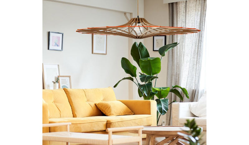 Suspension contemporaine Singing L, bois brut, élastique orange, finition lin & bois