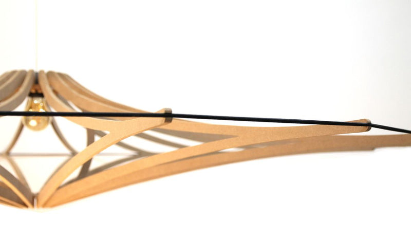 Suspension contemporaine Singing XL, bois brut, élastique noir, finition coton noir & métal