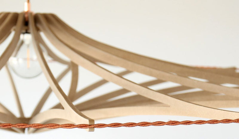 Suspension contemporaine Singing XL, bois brut, élastique cuivré, finition cuivrée