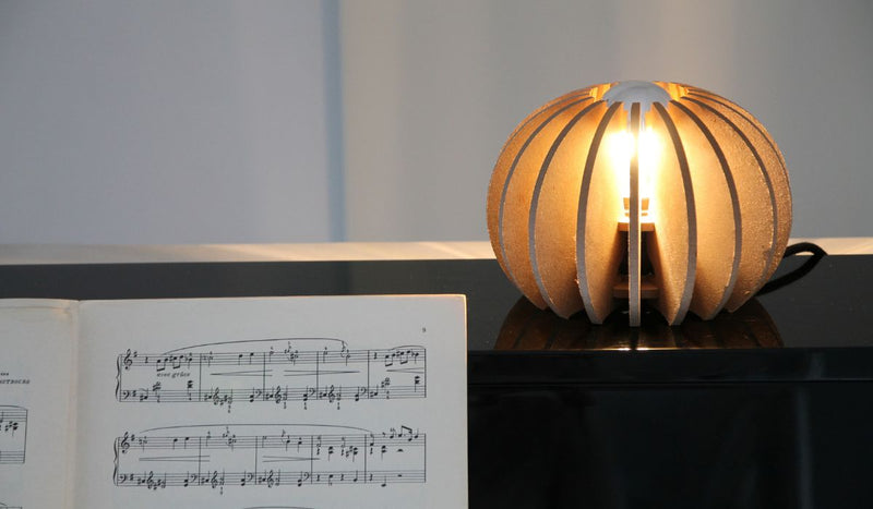 Lampe à poser écoresponsable Wrecking Ball en bois brut