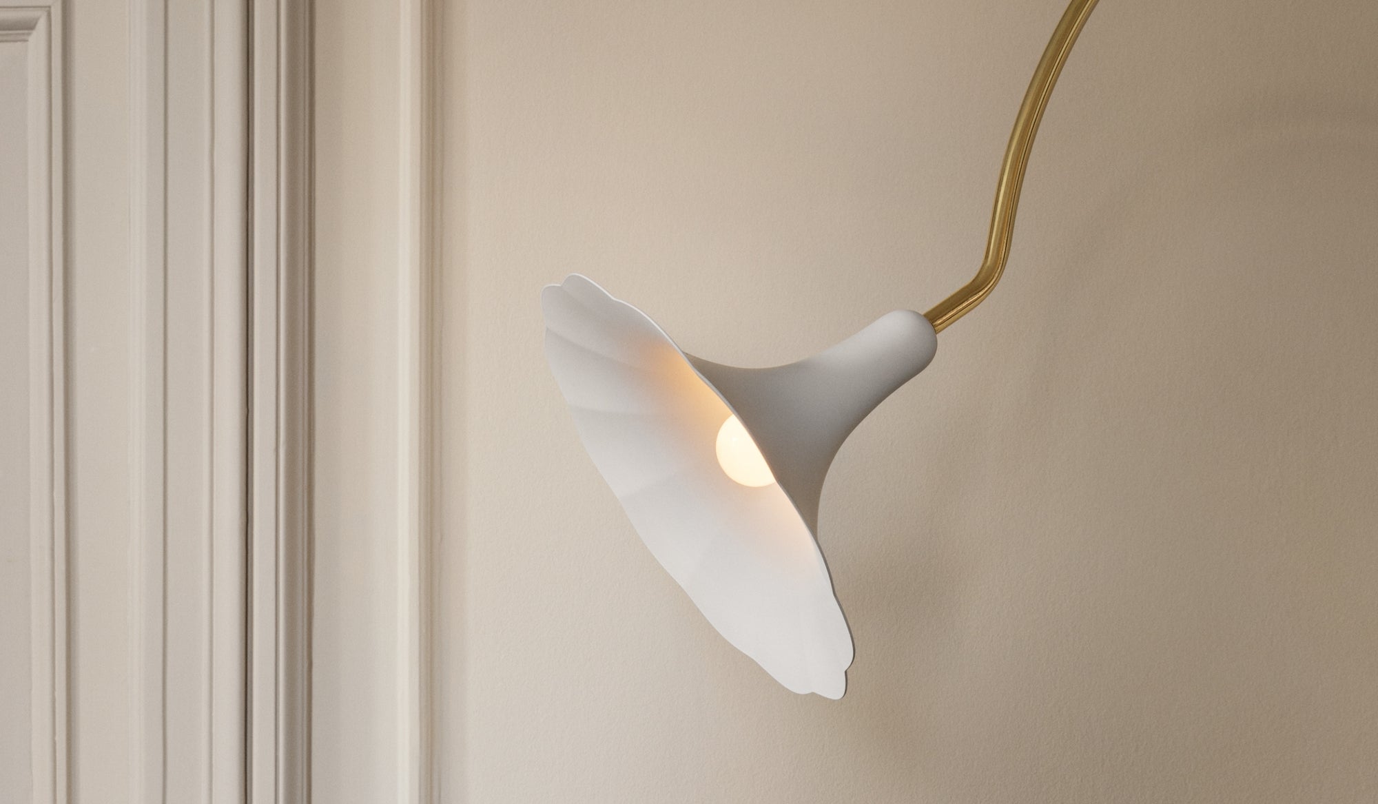 Petalii - Lampe sur pied en laiton poli, abat-jour blanc