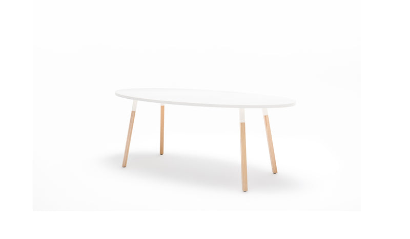 Table ovale Ogi W de MDD avec plateau blanc et pieds en bois clair, vue en perspective sur fond blanc minimaliste.