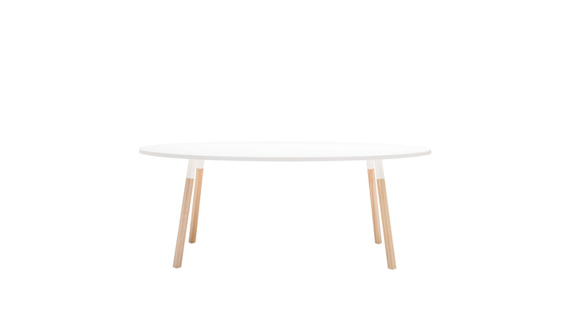 Table ovale Ogi W de MDD avec plateau blanc et pieds en bois clair, vue de face sur fond blanc.