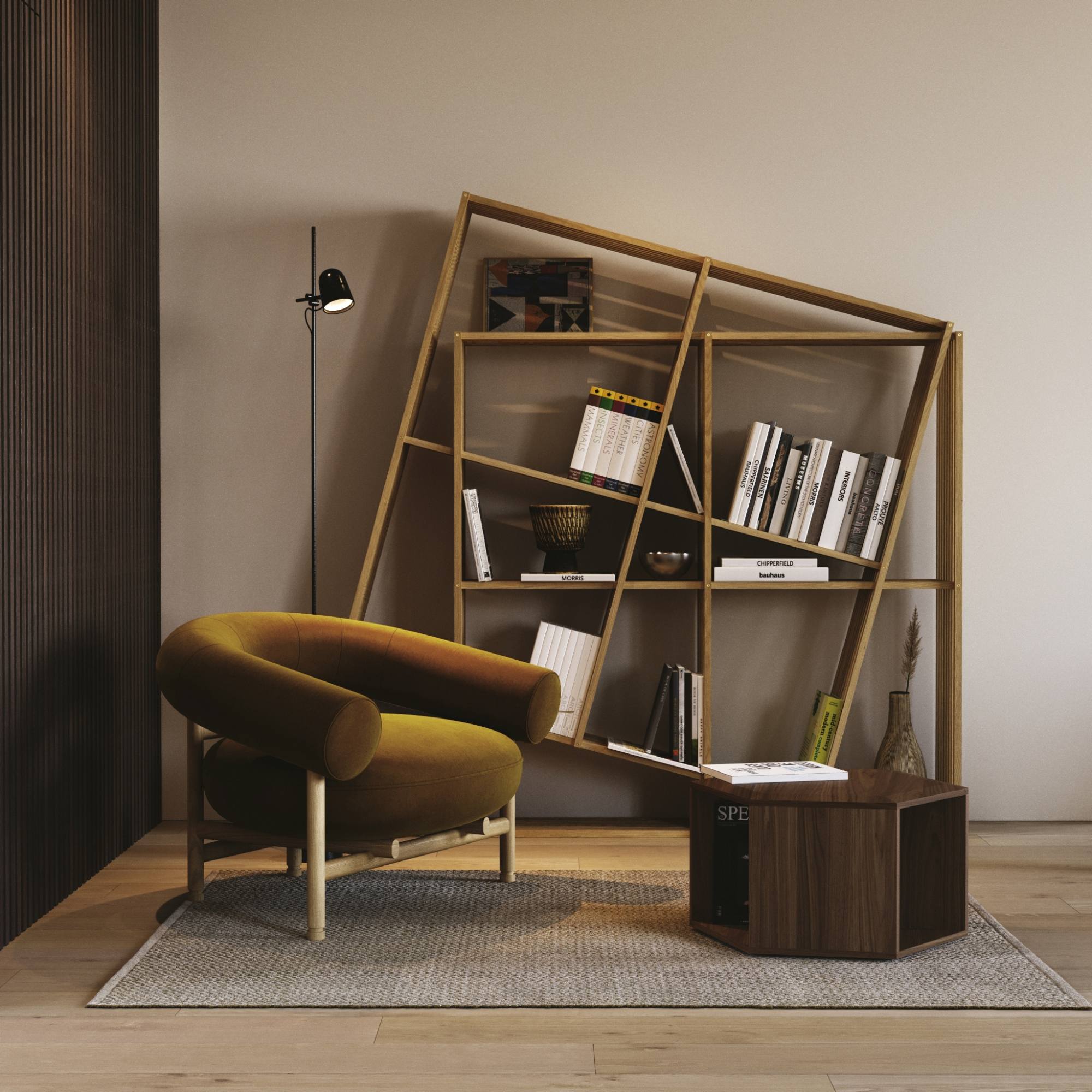 Bibliothèque design Wewood en bois clair, modules inclinés, mise en situation dans un salon avec fauteuil moutarde et table basse.