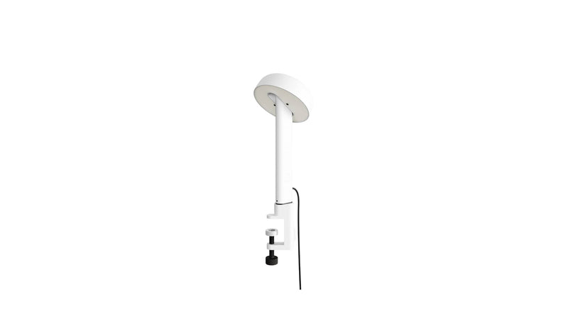 Lampe à pince blanche, modèle Nod de Tiptoe, bras fin et abat-jour circulaire, orienté vers le bas.