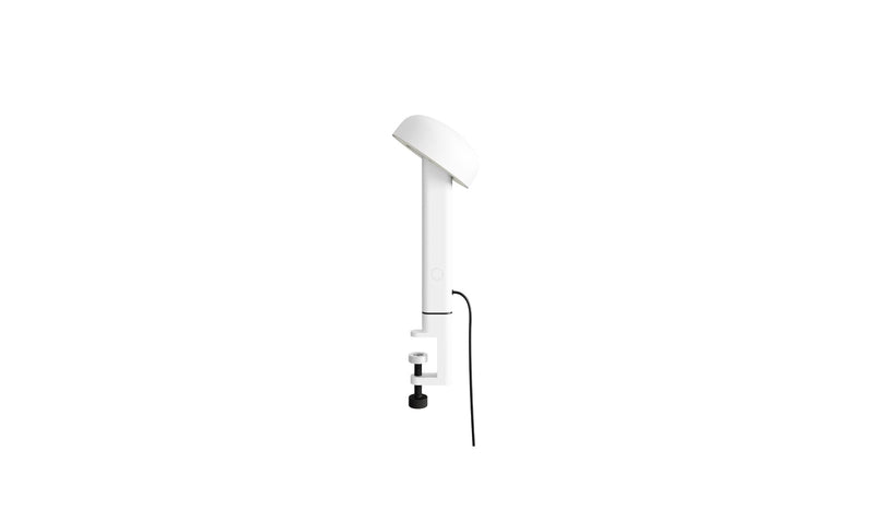 Lampe à pince blanche, modèle Nod de Tiptoe, vue latérale, avec un bras fin et un abat-jour circulaire qui diffuse un éclairage ciblé.