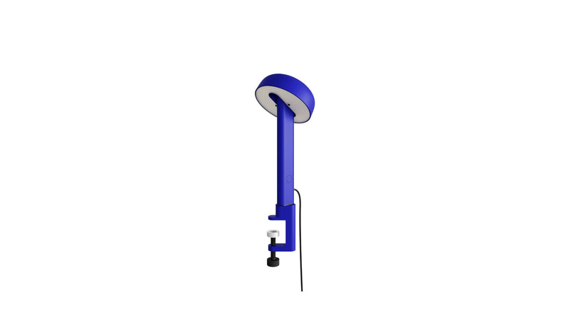 Lampe à pince bleue, modèle Nod de Tiptoe, bras fin et abat-jour circulaire, orienté vers le bas.
