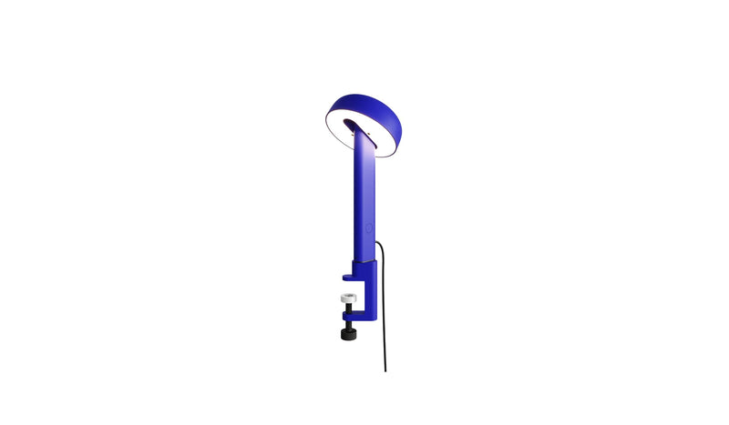 Lampe à pince bleue, Nod de Tiptoe, vue latérale avec l’ampoule allumée, abat-jour circulaire.