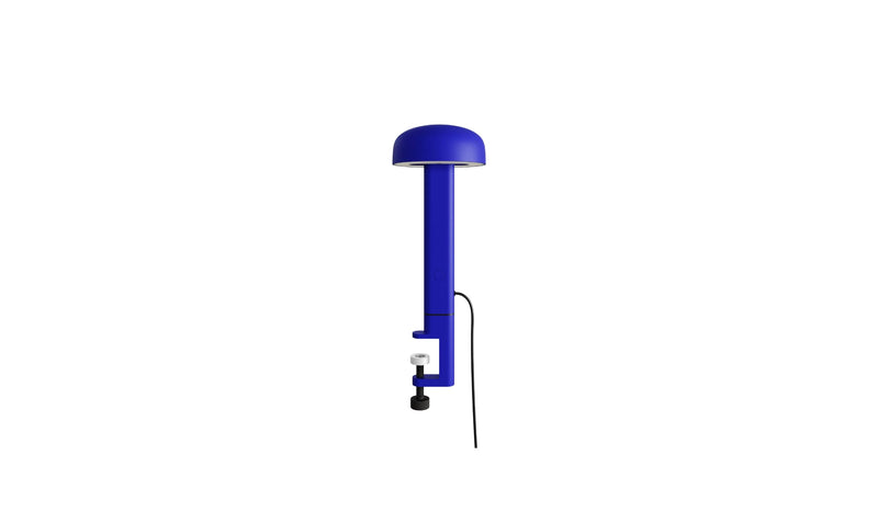 Lampe à pince bleue, Nod de Tiptoe, vue de côté mettant en avant le bras fin et la base, avec l’ampoule orientée vers le bas.