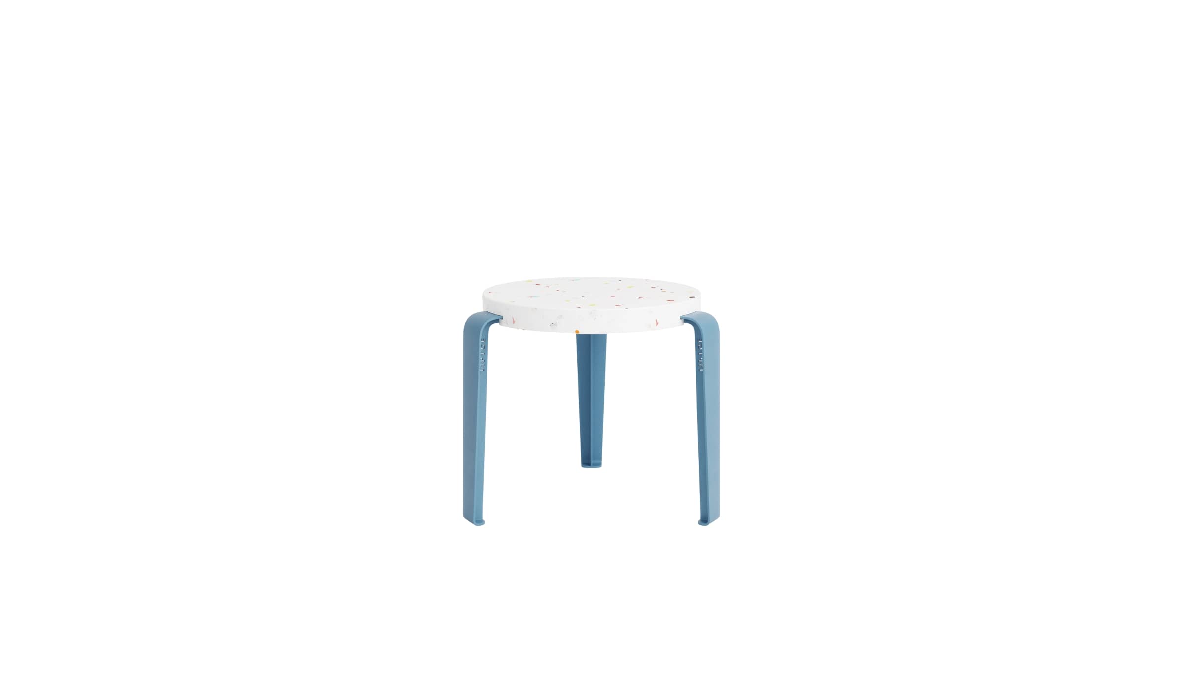 Tabouret enfant Tiptoe avec assise en plastique recyclé et pieds bleus sur fond blanc