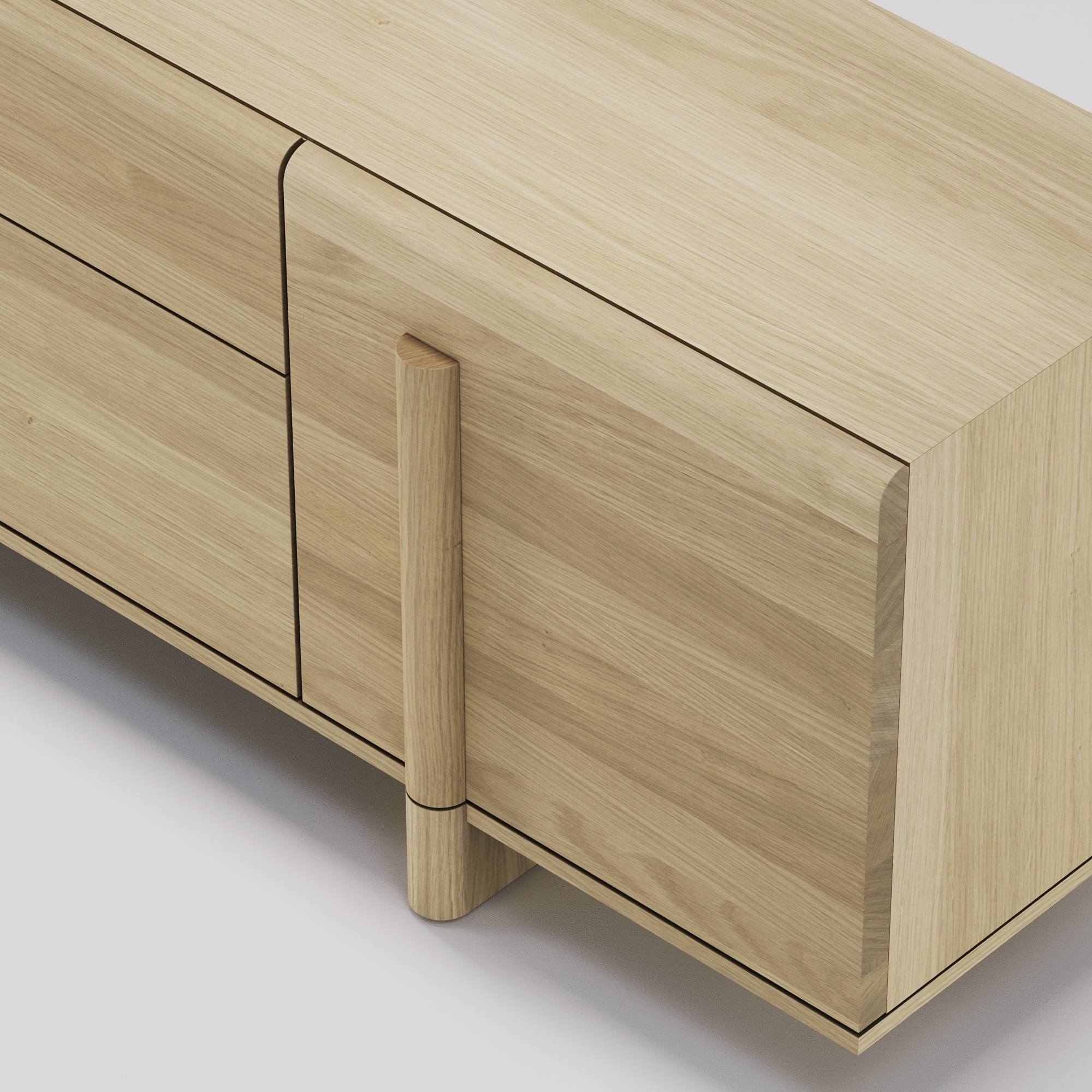 Détail du piètement et de la façade du buffet Brutalist en chêne massif clair, design WeWood, sur fond neutre