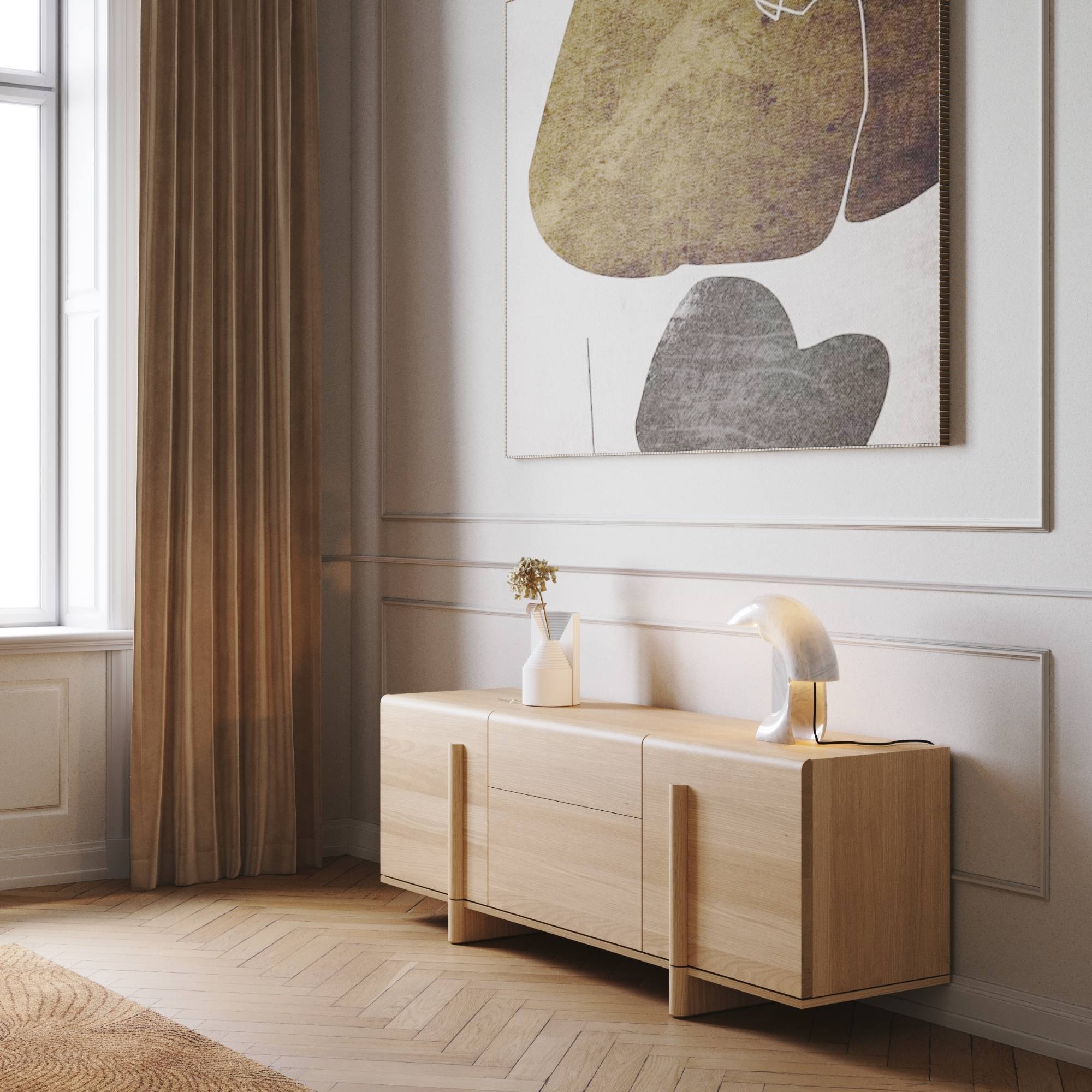 Buffet en bois clair dans un intérieur lumineux, avec rideaux en velours, tableau abstrait et sol en parquet chevron.
