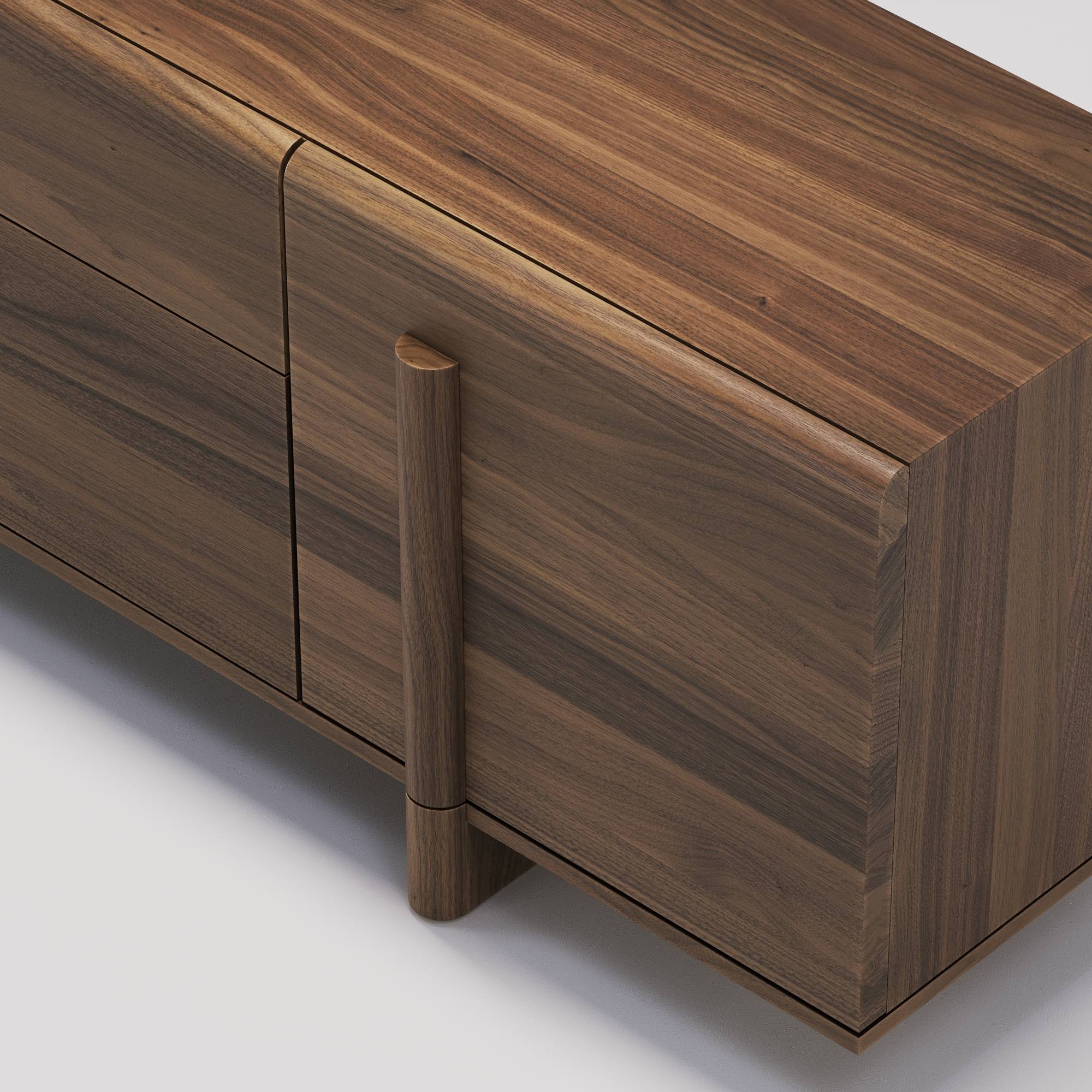 Détail du piètement et de la façade du buffet Brutalist en noyer massif foncé, design WeWood, sur fond neutre