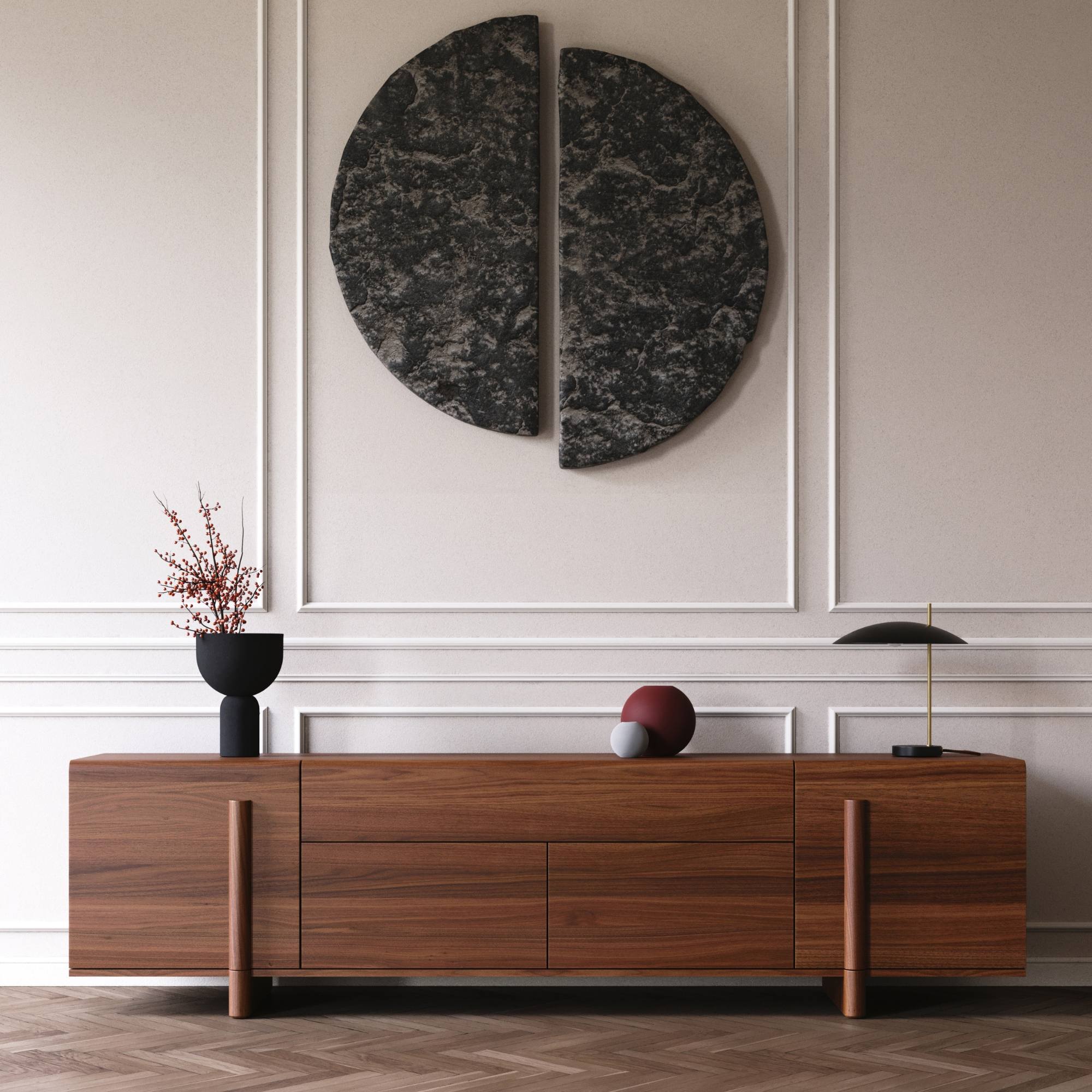 Buffet en noyer massif dans un intérieur élégant avec moulures murales, sol en chevrons et décoration contemporaine minimaliste