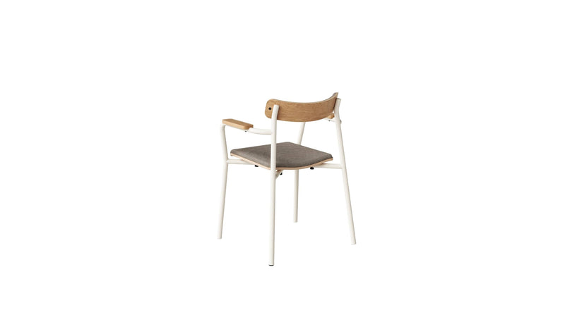 Chaise avec accoudoirs, assise en tissu beige sable, structure en métal blanc et éléments en bois, vue arrière.