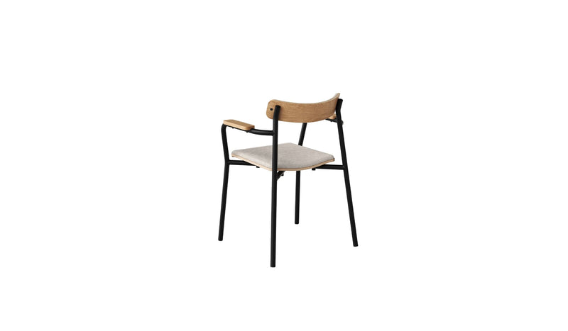 Chaise avec accoudoirs, assise en tissu beige, structure en métal noir et éléments en bois, vue arrière.