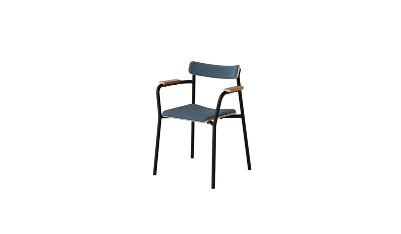 Chaise avec accoudoirs, assise en tissu bleu, structure en métal noir et éléments en bois, vue de face.