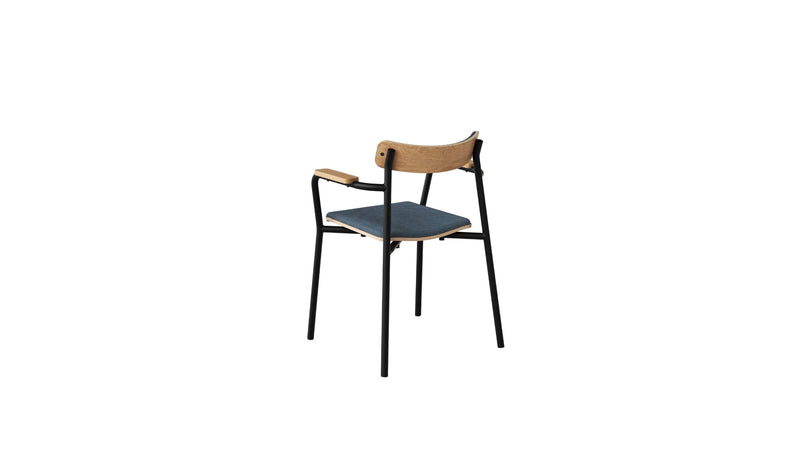 Chaise avec accoudoirs, assise en tissu bleu, structure en métal noir et éléments en bois, vue arrière.