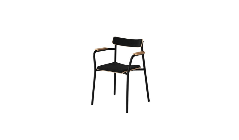Chaise avec accoudoirs, assise en tissu noir, structure en métal noir et éléments en bois, vue de face.