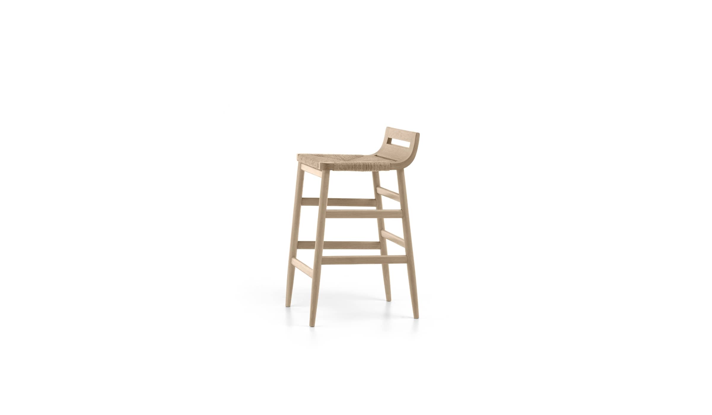 Tabouret de bar Kimua en chêne avec assise en paille de la marque Alki, hauteur 66 cm, sur fond blanc