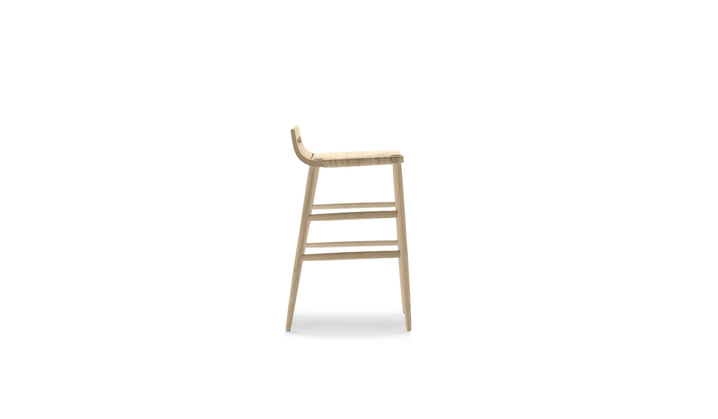 Tabouret de bar Kimua en chêne et paille par Alki, vue de profil, hauteur 66 cm, sur fond blanc