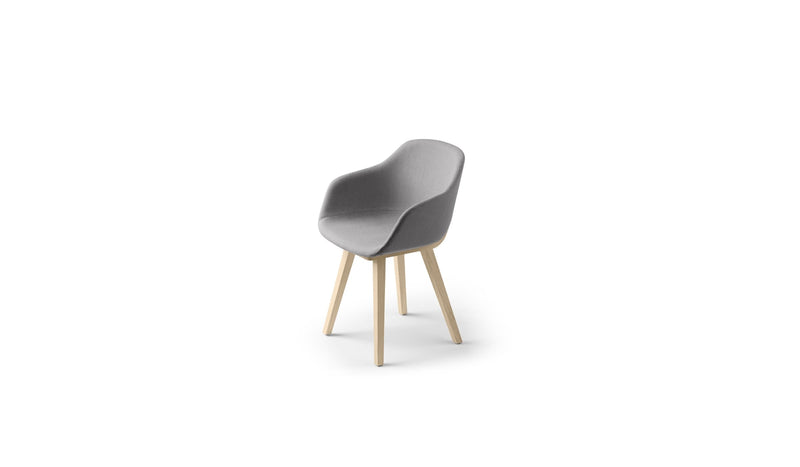 Chaise Kuskoa Bi en tissu gris avec piètement bois clair, fond blanc