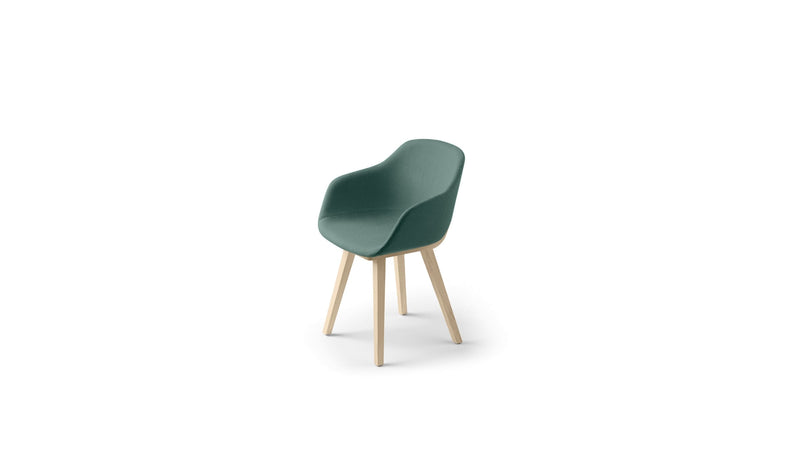 Chaise Kuskoa Bi en tissu vert foncé avec piètement bois clair, fond blanc