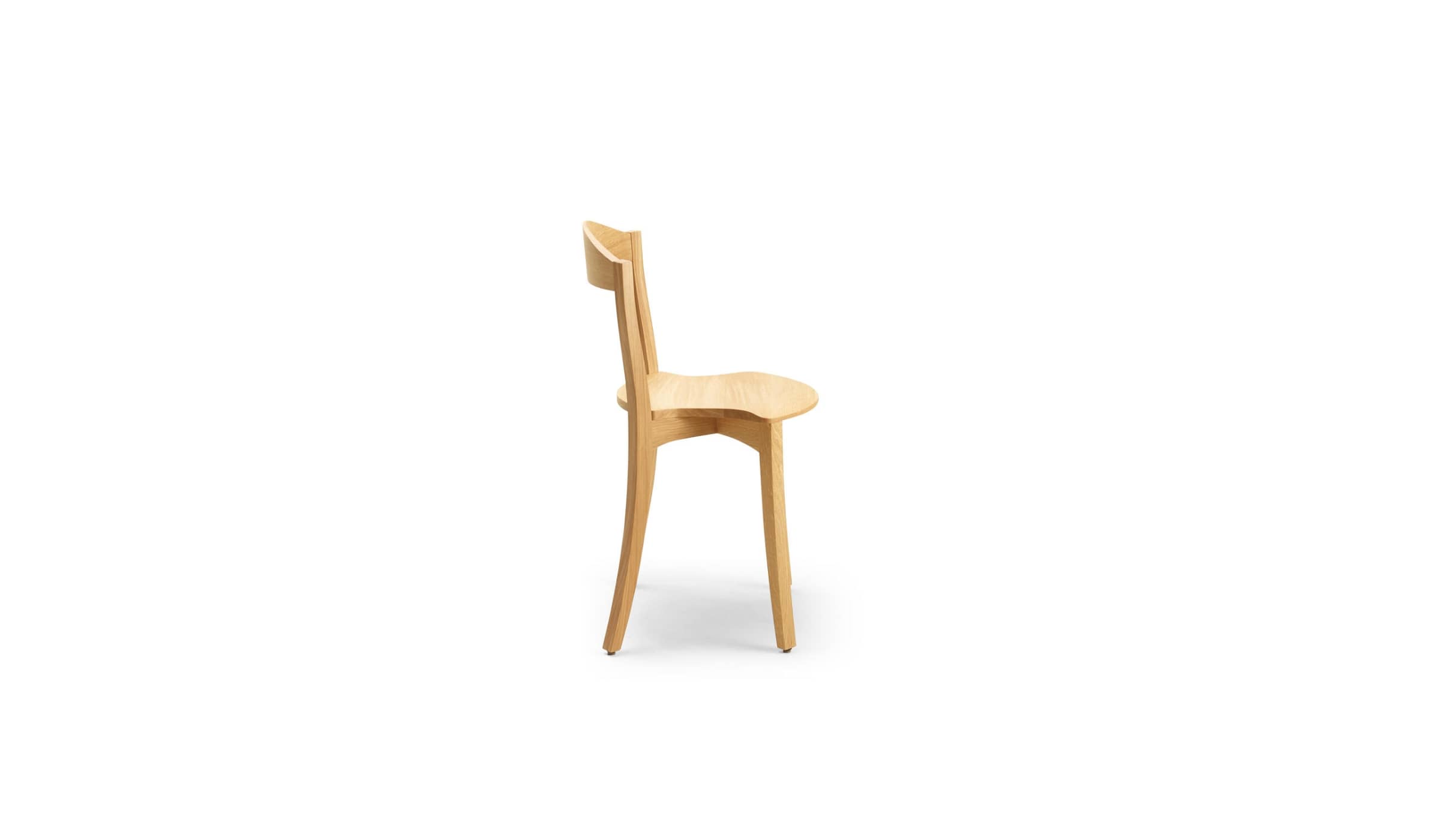 Chaise Bibolina en bois, vue de profil sur fond blanc, lignes courbes et dossier légèrement incliné.