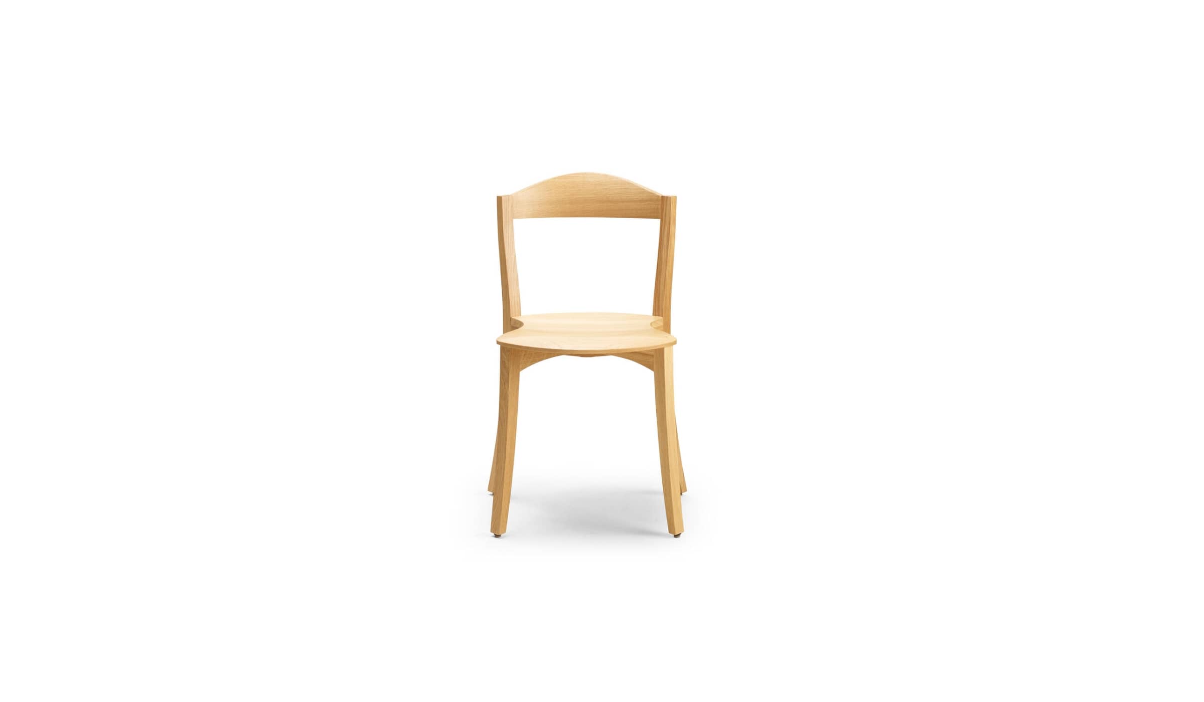 Chaise Bibolina en bois d’Alki, vue de face sur fond blanc, assise incurvée et dossier arrondi.