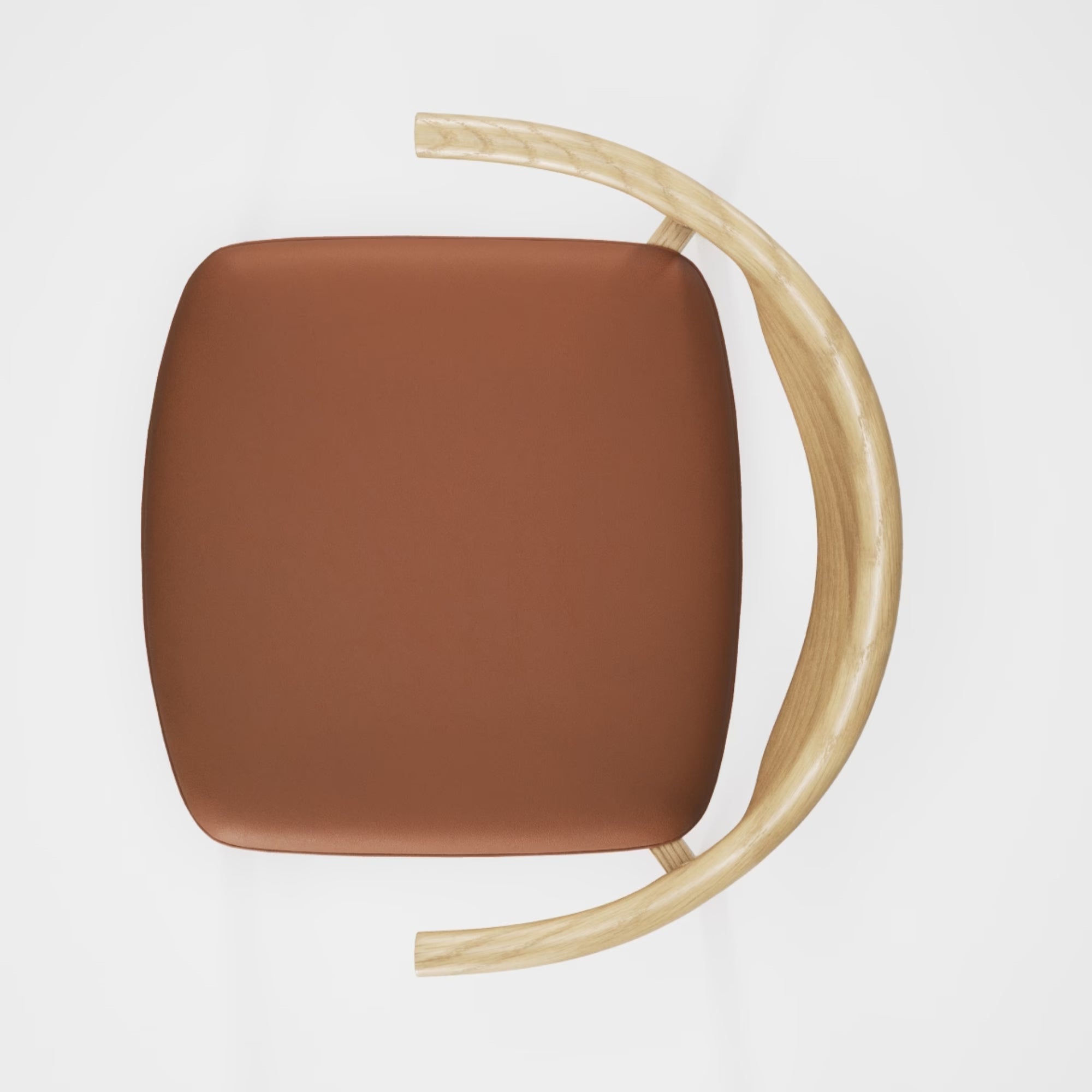 Vue du dessus de la chaise Pala en chêne massif et cuir cognac, design WeWood, accoudoir arrondi sculpté, sur fond neutre