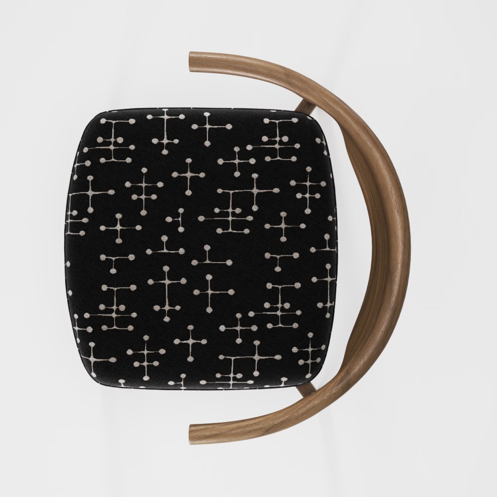 Vue du dessus de la chaise Pala en noyer massif et tissu design WeWood, accoudoir arrondi sculpté, sur fond neutre