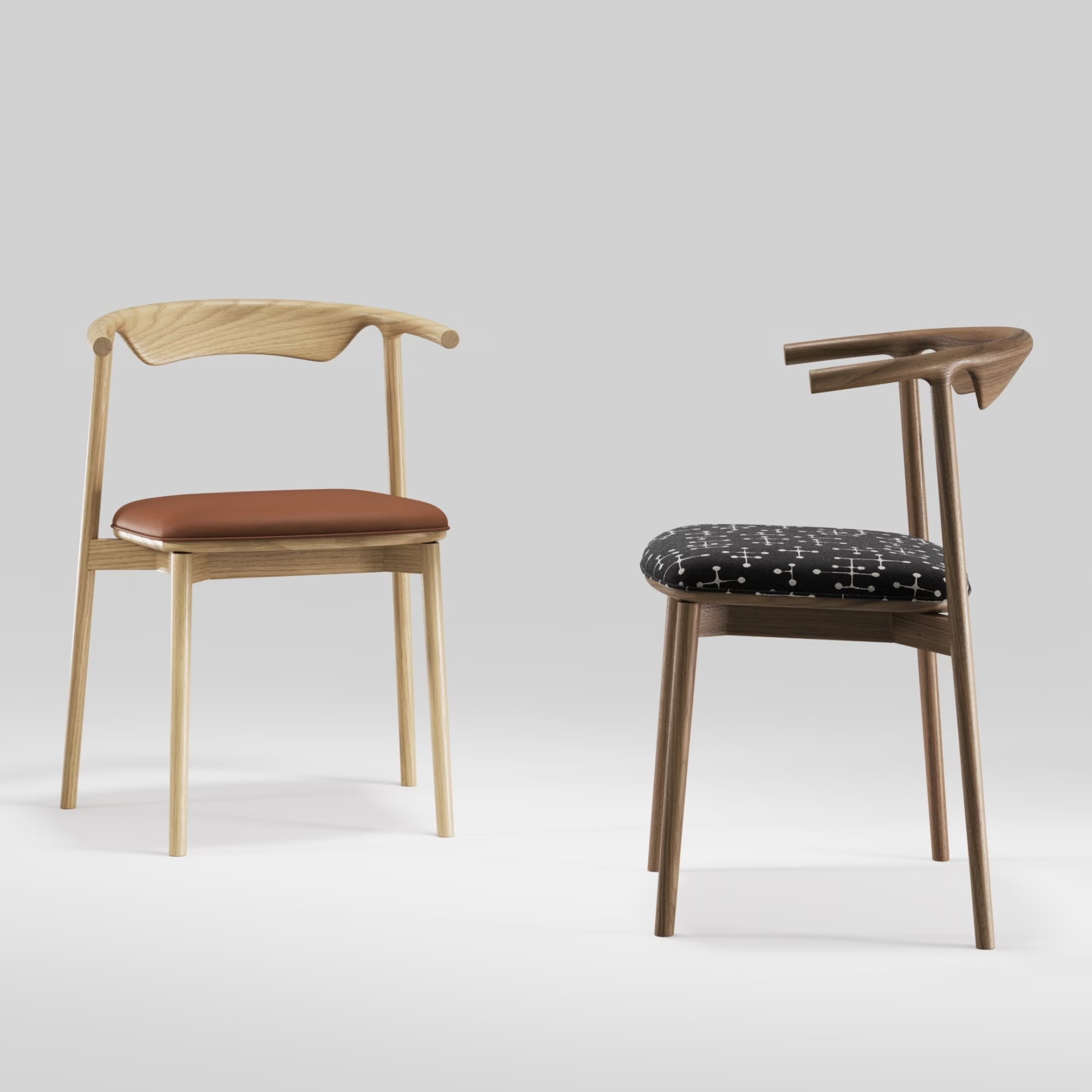 Chaises Pala, WeWood, chêne et cuir cognac à gauche version noyer et tissu graphique noir à droite sur fond studio gris clair