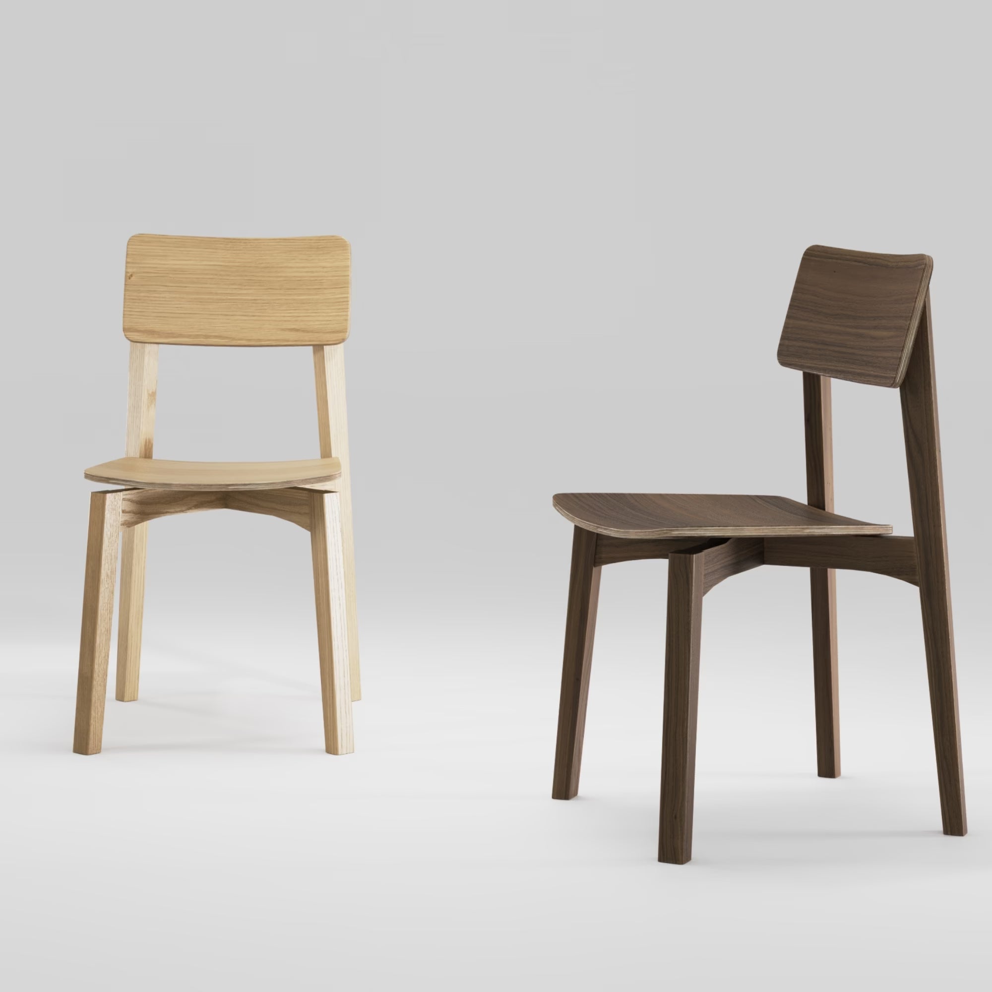 Chaises Ericeira de Wewood en bois massif, finitions chêne et noyer, posées sur fond gris, lumière diffuse.