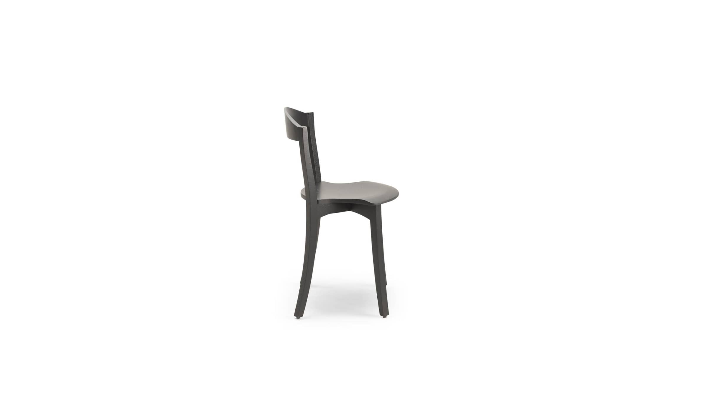 Chaise Bibolina noire en bois, vue de profil sur fond blanc, lignes courbes et dossier légèrement incliné.