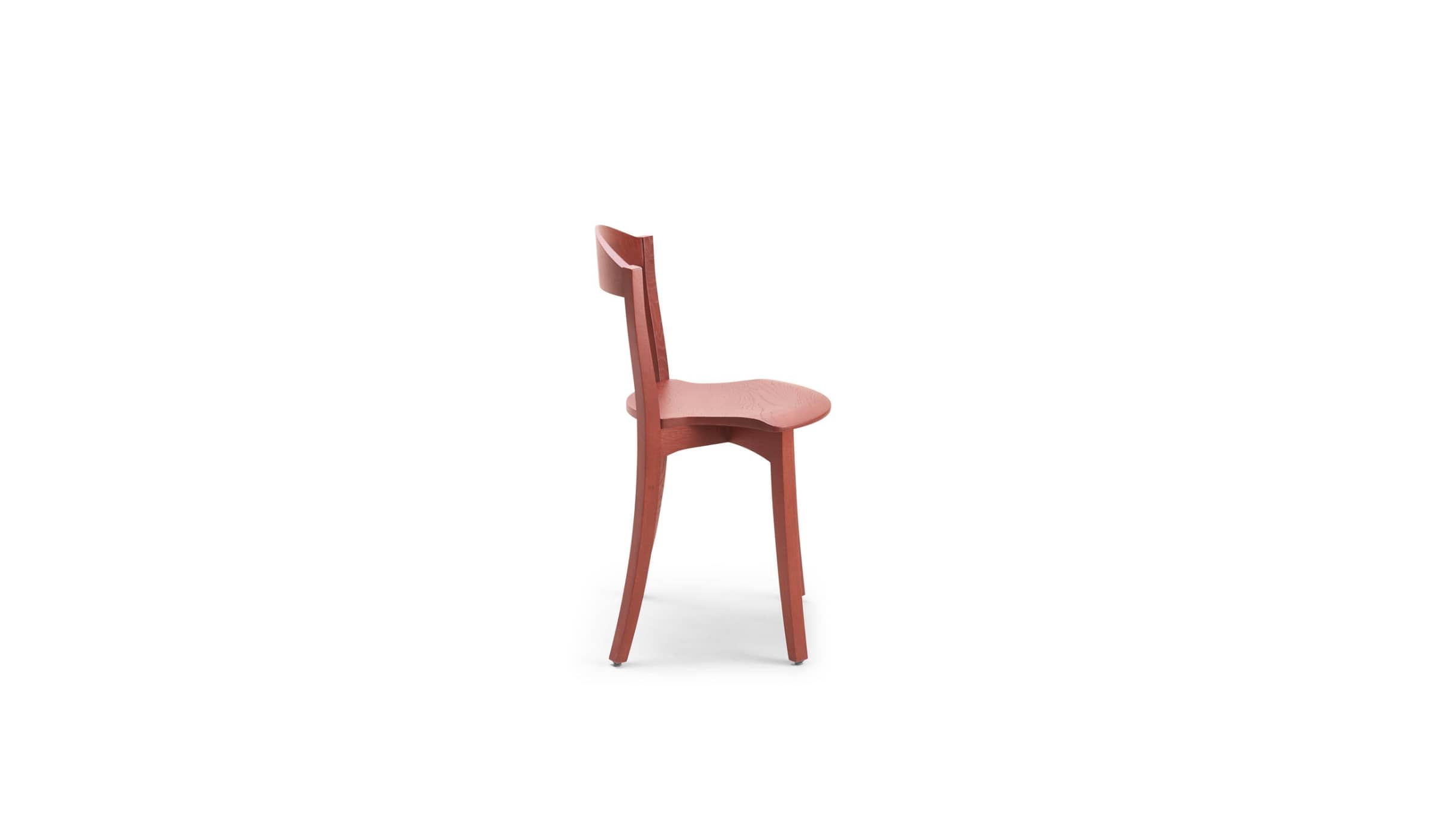 Chaise Bibolina rouge en bois, vue de profil sur fond blanc, lignes courbes et dossier légèrement incliné.