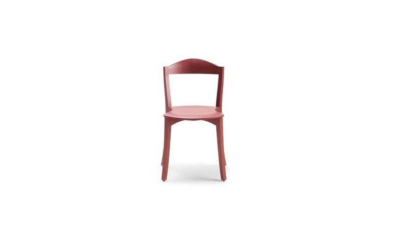 Chaise Bibolina rouge en bois d’Alki, vue de face sur fond blanc, assise incurvée et dossier arrondi.
