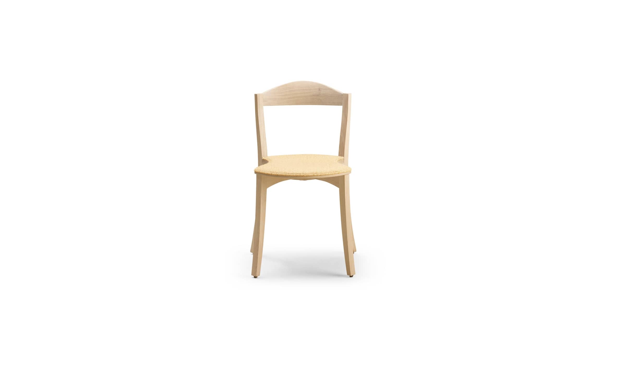 Chaise Bibolina en bois et tissu d’Alki, vue de face sur fond blanc, assise incurvée et dossier arrondi.