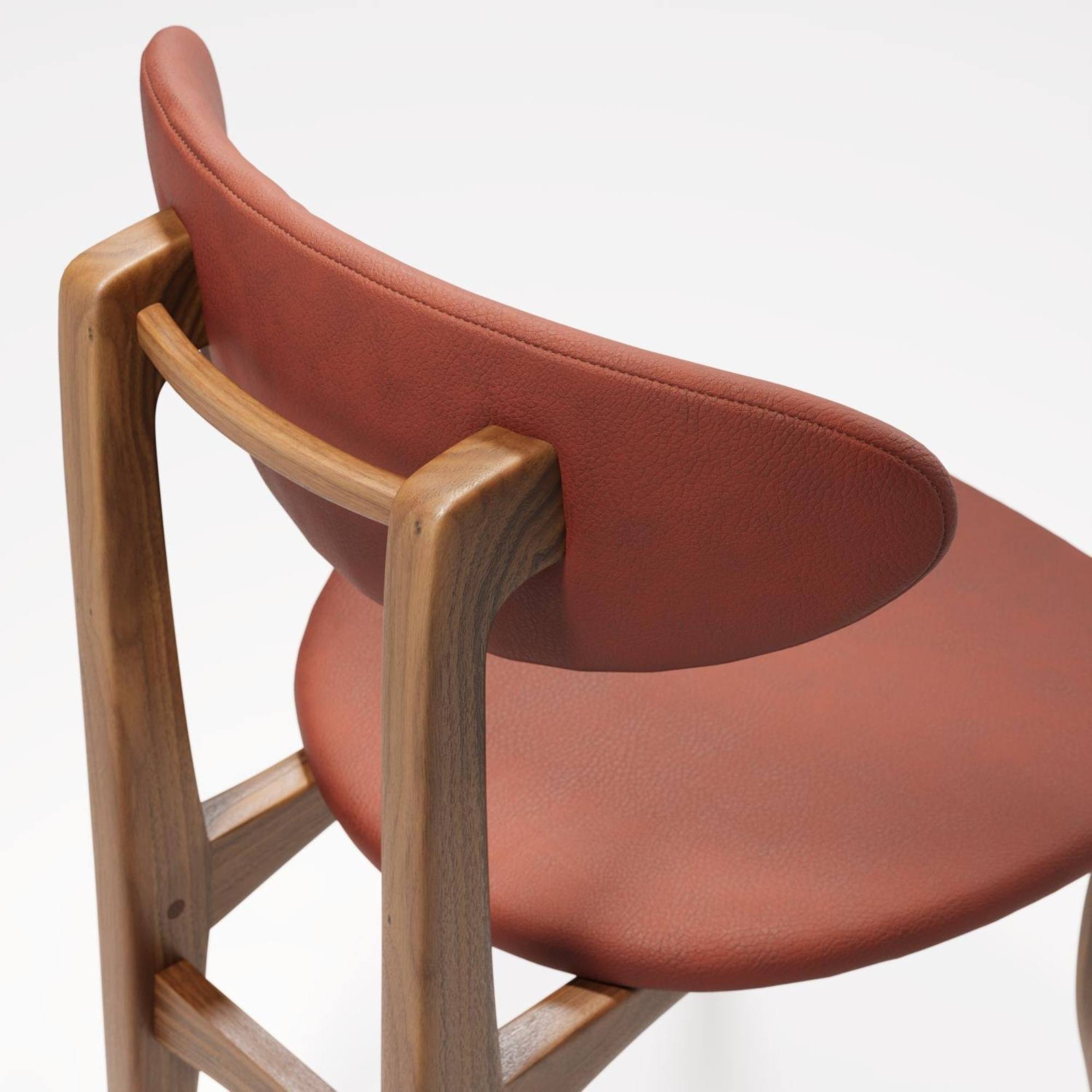 Détail de la chaise Degas en cuir brun et noyer massif, vue rapprochée sur l’assise et le dossier
