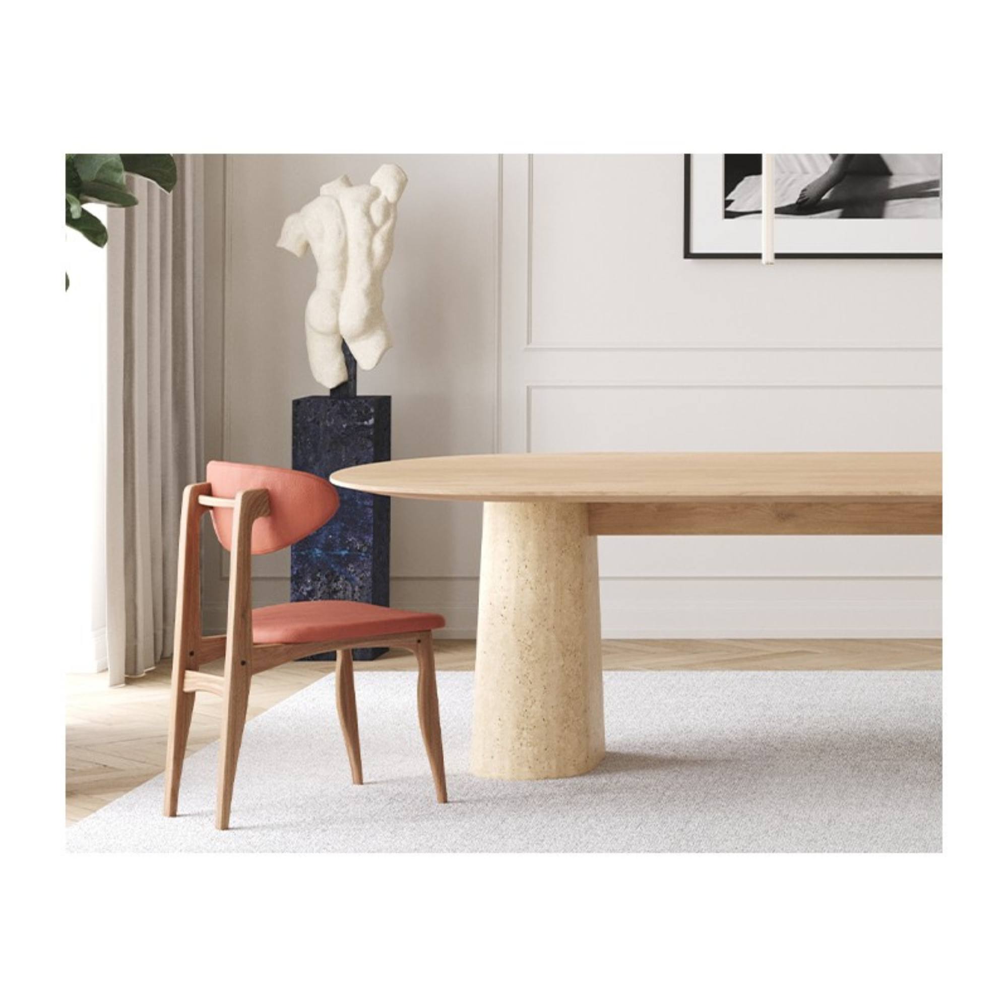 Chaise Degas en cuir et bois à côté de la table Amos de Wewood dans une pièce lumineuse