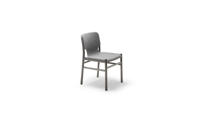Chaise Alki en bois gris avec assise et dossier en tissu gris, vue trois-quarts sur fond blanc.